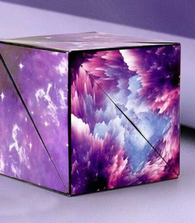 Cube cosmique lumineux avec motif d'espace et galaxies en violet et bleu.