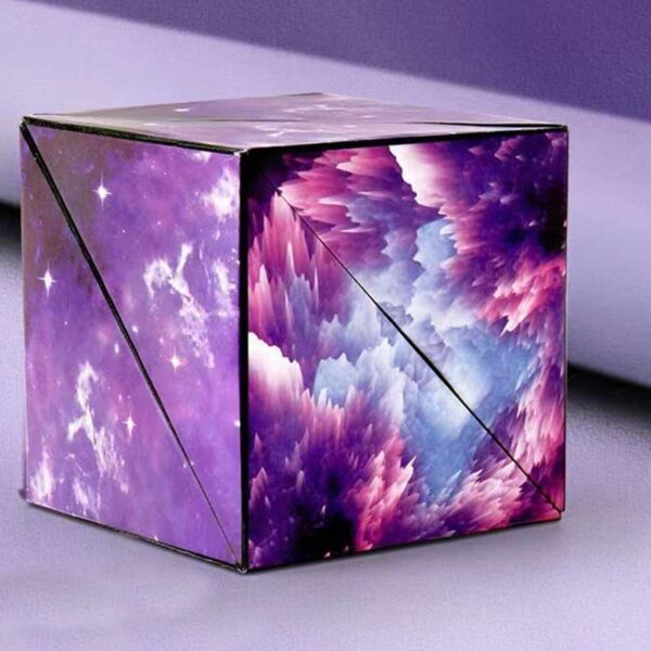 Cube cosmique lumineux avec motif d'espace et galaxies en violet et bleu.