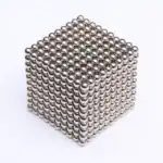 Billes en acier inoxydable formant une pyramide 3D, parfaites pour la décoration scientifique ou éducative. Idéal pour les amateurs de sciences et de design industriel.