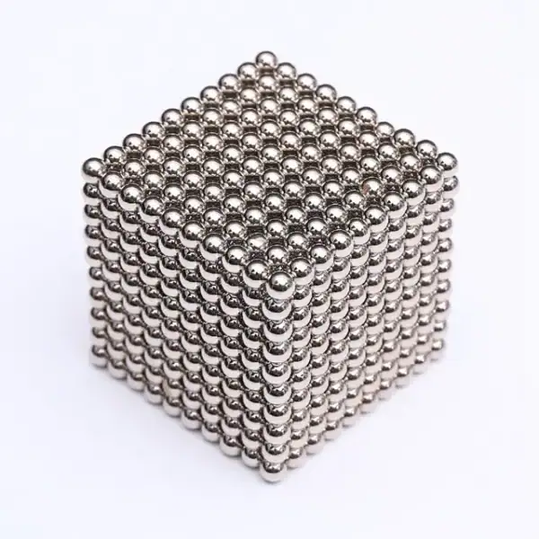 Billes en acier inoxydable formant une pyramide 3D, parfaites pour la décoration scientifique ou éducative. Idéal pour les amateurs de sciences et de design industriel.