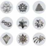 Aimants métalliques en forme de pyramide géométrique pour décoration et expériences scientifiques.