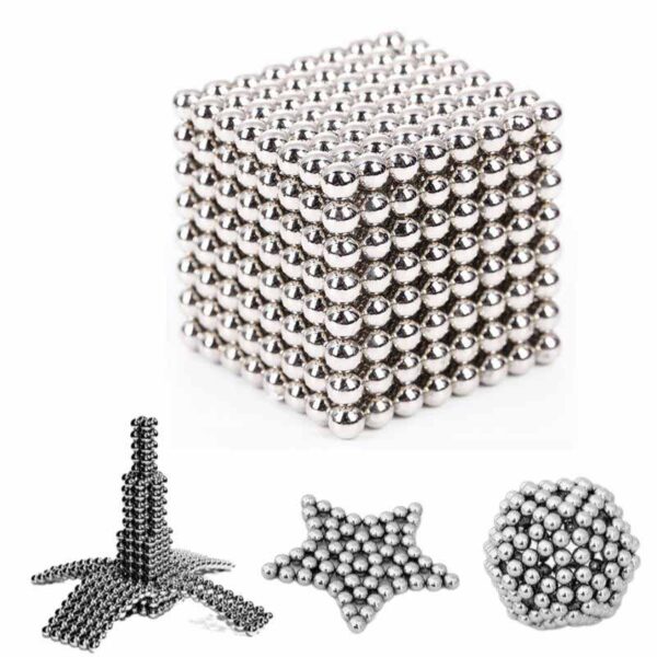 Ensemble de sculptures en acier inoxydable comprenant un cube, une étoile, une sphère et une forme organique, parfait pour la décoration scientifique ou éducative.
