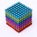 Billes magnétiques colorées empilées en pyramide, parfaites pour la décoration scientifique et la stimulation cognitive.