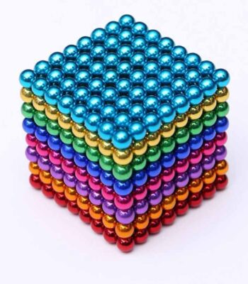 Billes magnétiques colorées empilées en pyramide, parfaites pour la décoration scientifique et la stimulation cognitive.