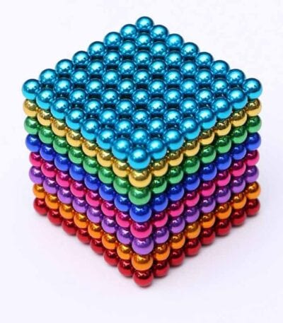 Billes magnétiques colorées empilées en pyramide, parfaites pour la décoration scientifique et la stimulation cognitive.