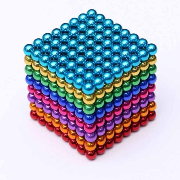 Billes magnétiques colorées empilées en pyramide, parfaites pour la décoration scientifique et la stimulation cognitive.