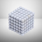 Cube de sphères en plastique blanc, modèle scientifique pour expériences et démonstrations éducatives.