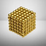 Bille en acier doré brillant formant un cube 3D, décoratif et scientifique, parfait pour la décoration de bureau ou d'espace éducatif.