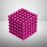 Bille magnétique rose brillante formant un cube, idéal pour décoration ou expérience scientifique.
