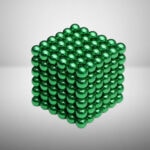 Bille métallique verte en forme de pyramide 3D, composée de nombreuses sphères brillantes empilées de manière régulière.