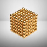 Modèle de pyramide en billes métalliques dorées, aspect brillant, structure géométrique en forme de cube, parfait pour la décoration scientifique ou de bureau.