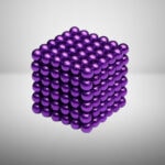 Pyramide de billes magnétiques violettes formant un cube 3D, idéale pour la décoration scientifique ou éducative.