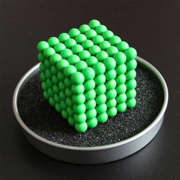 Cube de sphères vertes en 3D, modèle scientifique décoratif.