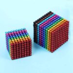 Billes magnétiques colorées formant deux pyramides, idéales pour la décoration scientifique ou éducative.