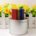 Pendentif magnétique en perles colorées, décoration originale et ludique, parfait pour la maison ou le bureau, en forme de cube avec des couleurs vives.