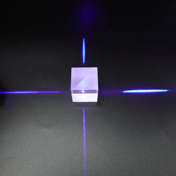 Porte-laser en verre transparent avec lumière bleue, projetant des lignes lumineuses sur une surface noire, créant un effet visuel futuriste et scientifique.