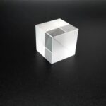 Cube en acrylique transparent pour expériences scientifiques et décoration.