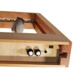 Pupitre d'expérience scientifique en bois avec composants électroniques et capteur, idéal pour expériences éducatives et projets scientifiques.