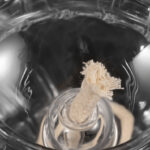 Poupée en fil de coton blanc dans un flacon en verre transparent, décor scientifique original pour la décoration intérieure ou de bureau, ajoutant une touche unique à votre espace.