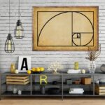 Illustration de la spirale de Fibonacci en décoration intérieure avec un tableau géométrique, éléments décoratifs et mobilier industriel dans un salon contemporain.