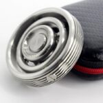 Porte-rouleau de ruban adhésif en métal pour applications scientifiques, avec étui de protection noir et rouge. Idéal pour laboratoire ou décoration scientifique.