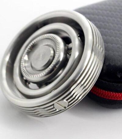 Porte-rouleau de ruban adhésif en métal pour applications scientifiques, avec étui de protection noir et rouge. Idéal pour laboratoire ou décoration scientifique.