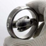 Presse-étoupe en acier inoxydable, utilisé pour fixer et protéger les câbles dans les équipements scientifiques, garantissant étanchéité et sécurité.