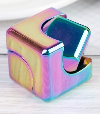Porte-stylo en plastique holographique aux reflets irisés, design moderne et original, idéal pour la décoration de bureau ou comme cadeau insolite.
