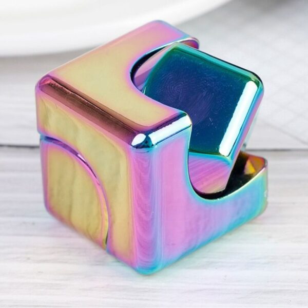 Porte-stylo en plastique holographique aux reflets irisés, design moderne et original, idéal pour la décoration de bureau ou comme cadeau insolite.