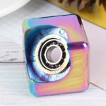 Périscope cubique coloré avec roulement à billes, design moderne et décoratif pour les amateurs de science et de décoration intérieure.