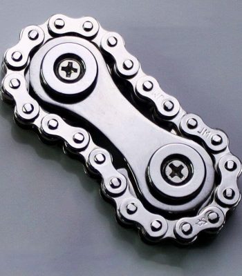 Baladez-vous avec ce pignon de chaîne de vélo en métal chromé, un accessoire scientifique et mécanique pour la décoration ou la collection.