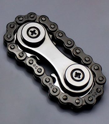 Chaîne de vélo en métal avec dérailleur, vue rapprochée, pour accessoires de science et mécanique.