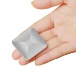 Petite pyramide en métal argenté tenue dans la paume d'une main, illustration d'un objet scientifique ou décoratif moderne.