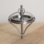 Pivote de laboratoire en acier inoxydable, utilisé pour les expériences scientifiques et les démonstrations en laboratoire. Conception robuste et durable pour une utilisation précise et fiable.