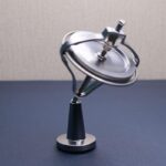 Turbine de laboratoire en métal et plastique, utilisée pour des expériences scientifiques ou des démonstrations éducatives.