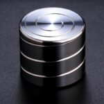 Poussoir de porte magnétique en acier inoxydable, design moderne et robuste, idéal pour la décoration scientifique et industrielle.