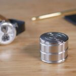 Porte-stylo en acier inoxydable avec motif scientifique, idéal pour la décoration de bureau ou d'étagère, apportant une touche moderne et élégante à votre espace de travail.