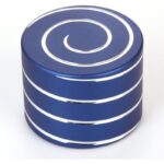 Pyramide de stockage en métal bleu avec plusieurs niveaux, idéale pour la décoration scientifique ou pour ranger des petits objets dans un style industriel.