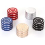 Ensemble de cinq piles de magnets en couleurs rouge, blanc, bleu, noir et or, avec un design en spirale, parfaits pour la décoration ou la science.