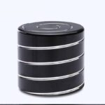 Poubelle de tri recyclage noire avec lignes argentées, idéale pour la gestion des déchets dans un environnement domestique ou professionnel.