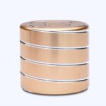 Presse-papiers cylindrique en métal doré avec détails noirs, idéal pour la décoration de bureau ou comme objet scientifique décoratif.