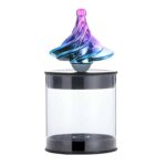 Pendentif en verre coloré avec design tourbillonnant, posé sur un support transparent, idéal pour la décoration scientifique ou comme objet de collection unique.