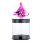 Flacon de parfum en verre violet avec capuchon artistique, posé sur un support transparent, idéal pour la décoration de bureau ou chambre.
