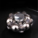 Balancier de fidget spinner en métal brillant, conçu pour la détente et la concentration. Idéal pour réduire le stress et améliorer la concentration au bureau ou à la maison.