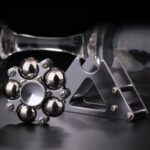 Pendentif scientifique en acier inoxydable avec sphères métalliques et miroir, idéal pour la décoration ou comme accessoire de mode inspiré de la science.
