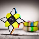 Puzzle scientifique en forme de cube de Rubik avec pièces colorées et structure unique.