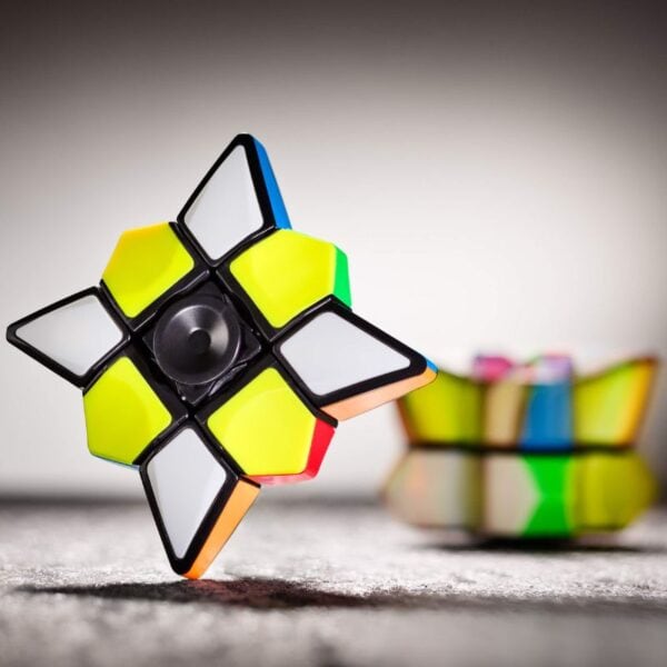 Puzzle scientifique en forme de cube de Rubik avec pièces colorées et structure unique.