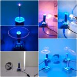 Puce à décharge électrique illuminée avec effets lumineux bleus et violets, utilisée pour expériences scientifiques ou décoration.