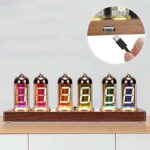 Pendulette Nixie avec tubes lumineux colorés affichant des chiffres, posée sur un support en bois naturel, avec un port USB pour l'alimentation.