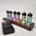 Noms de tubes à vide lumineux avec télécommande, affichant des chiffres lumineux colorés sur un support en bois, idéal pour la décoration scientifique ou comme objet de collection.